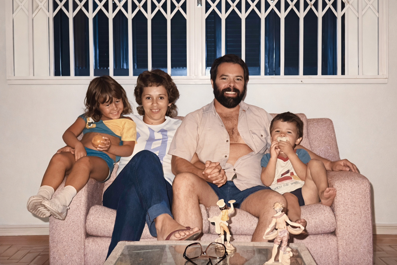 Família no sofá — foto restaurada